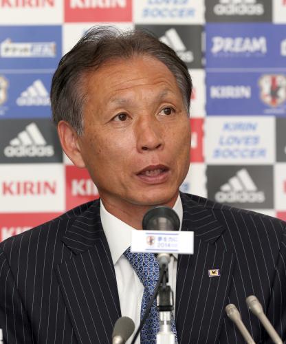 日本代表メンバー発表会見を行う日本サッカー協会の原技術委員長