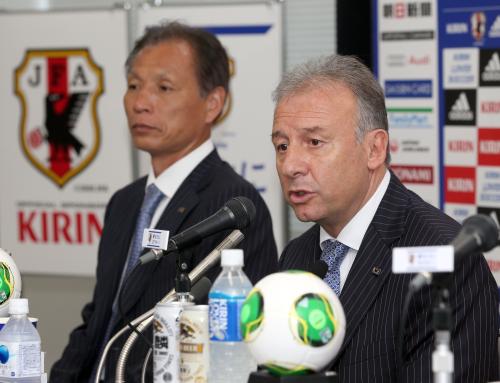 日本代表メンバー発表会見を行うザッケローニ監督（右）と日本サッカー協会の原技術委員長