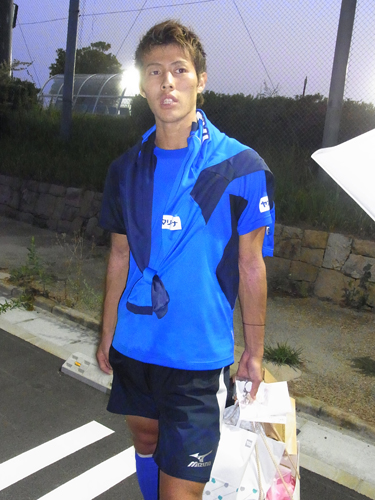 サポーターからのプレゼントを手に、報道陣に取材に応じるＣ大阪の柿谷