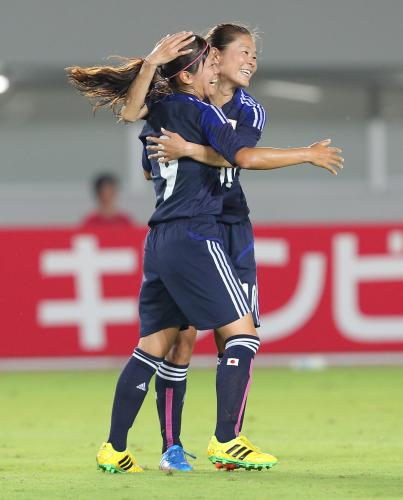 ＜日本・ナイジェリア＞後半８分、ゴールを決めた川澄（左）は澤と抱き合って喜ぶ