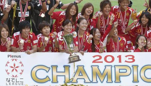 ３年連続３度目の優勝を決め、喜ぶ澤（前列中央右）、川澄（同左）らＩＮＡＣ神戸イレブン