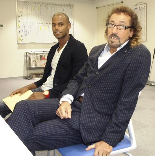日本サッカー協会を訪れたラモス監督（右）と茂怜羅