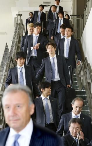 ベルギーで行われるオランダ、ベルギー両代表との国際親善試合に向けて出発するサッカー日本代表ら。手前はザッケローニ監督