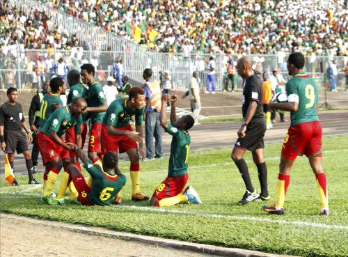 Ｗ杯アフリカ最終予選のチュニジア戦でゴールが決まり喜ぶカメルーンイレブン