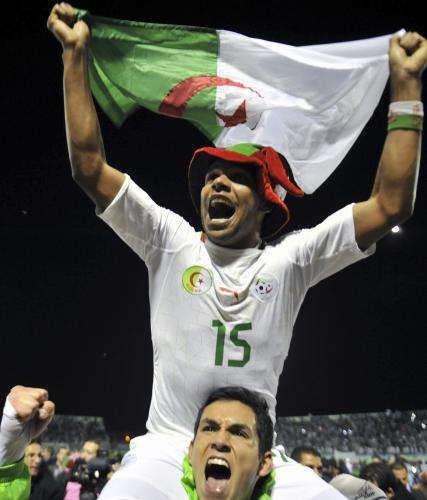 ＜アルジェリア１―０ブルキナファソ＞国旗を掲げて喜ぶアルジェリア代表ＦＷサウダニ