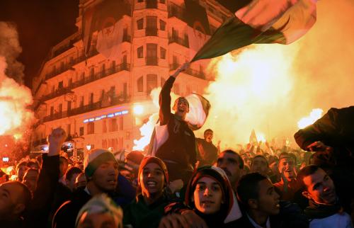 ＜アルジェリア１―０ブルキナファソ＞Ｗ杯本大会出場が決まり、喜ぶアルジェリアのサポーター