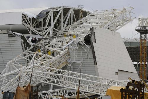 建設作業中にクレーンが倒れ、一部が損壊したサンパウロのイタケロン競技場