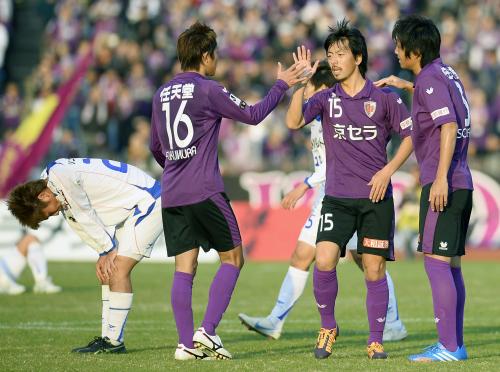 長崎と引き分けＪ１昇格プレーオフ決勝進出を決め、タッチして喜ぶ京都の選手たち