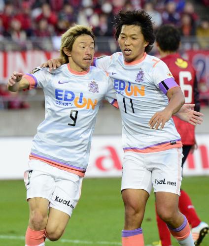 鹿島―広島　前半、先制ゴールを決め、佐藤（右）と抱き合って喜ぶ広島・石原