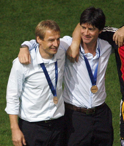 ２００６年Ｗ杯ドイツ大会で３位となり肩を組むクリンスマン監督（左）とレーブコーチ、