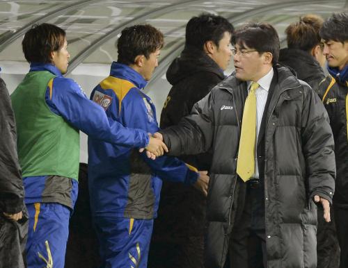 最終節のＦＣ東京戦を終え、選手と握手を交わす仙台・手倉森監督（右）