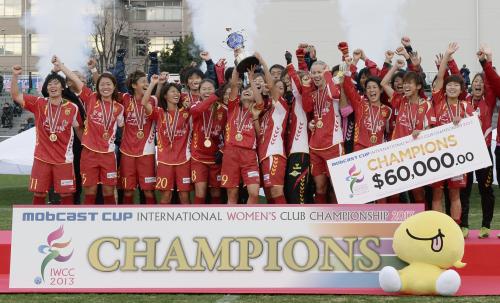 サッカー女子クラブ選手権で初優勝を果たし、大喜びのＩＮＡＣ神戸イレブン