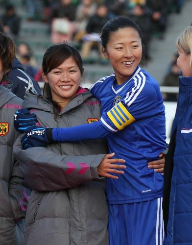 ＜国際女子クラブ選手権決勝＞試合終了後、川澄（左）と抱き合うチェルシー大儀見（右）