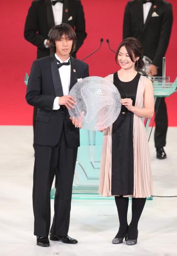 最優秀選手賞の中村俊（左）は佐藤真海さんから記念品を贈られる