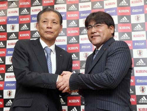 Ｕ―２２日本代表監督に就任した手倉森監督（右）は、原・技術委員長と握手