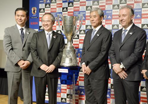 日本サッカー協会で来年の日程を発表し写真に納まる（右から）日本代表のザッケローニ監督、大仁邦弥会長、（１人おいて）女子代表の佐々木則夫監督
