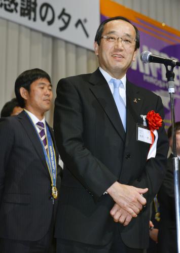 Ｊ１広島の優勝祝賀会であいさつする松井一実広島市長。左は森保一監督