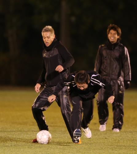 本田（左）はスタッフと共に激しい練習を行う