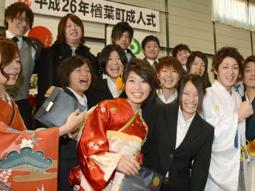 福島県楢葉町の成人式で、友人たちと記念撮影する田中陽子選手（前列中央）