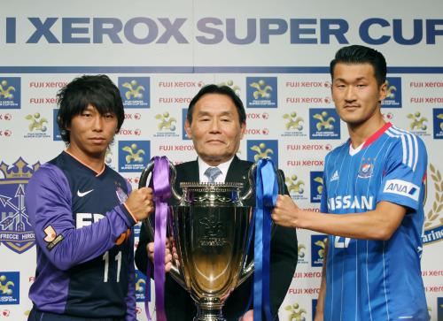 富士ゼロックススーパー杯の記者会見に出席した（左から）広島の佐藤、Ｊリーグの大東チェアマン、横浜の富沢