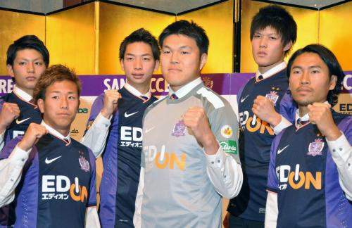 記者会見でポーズをとるＧＫ林卓人（左から４人目）らＪ１広島の新加入選手