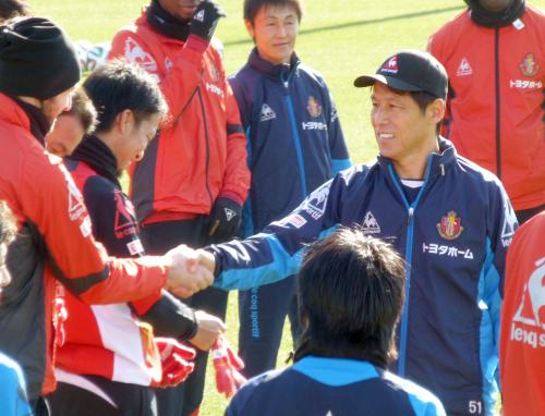 初練習を前に、選手と握手するＪ１名古屋の西野新監督