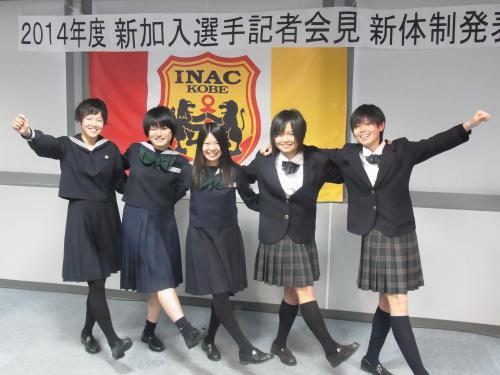 新入団会見に制服姿で出席した（左から）野口、平田、伊藤、増矢、三宅