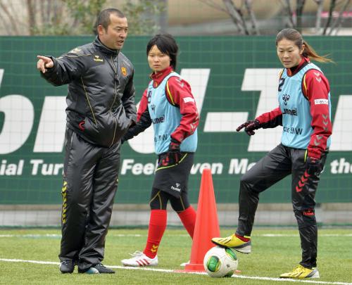サッカー女子のＩＮＡＣ神戸が始動し、指示を出す前田浩二新監督。右は澤