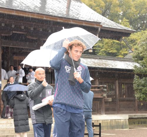雨の宮崎神宮を参拝し、傘をさして引き揚げるＣ大阪・フォルラン