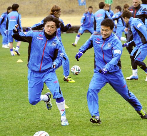 キャンプで練習する、Ｇ大阪の遠藤（左）と今野