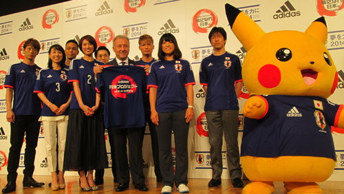 ザッケローニ監督から贈られたユニホームを着た東尾理子、浅尾美和、ピカチュウら