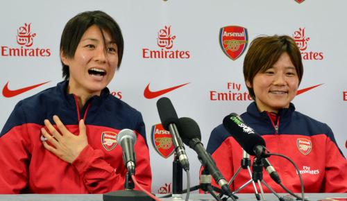 イングランド・スーパーリーグのアーセナルに移籍し、記者会見で抱負を語るサッカー女子日本代表の近賀ゆかり（左）と大野忍