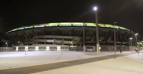 黄色と緑のブラジルカラーにライトアップされたリオデジャネイロのマラカナン競技場
