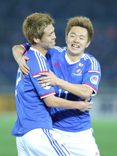 結婚を発表した横浜のＦＷ端戸（左）とＦＷ斎藤