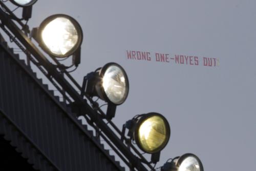 ＜マンチェスターＵ・アストンビラ＞試合前、スタジアム上空にはモイーズ監督の解任を求める「ＷＲＯＮＧ　ＯＮＥ―ＭＯＹＥＳ　ＯＵＴ」のバナーが掲げられた
