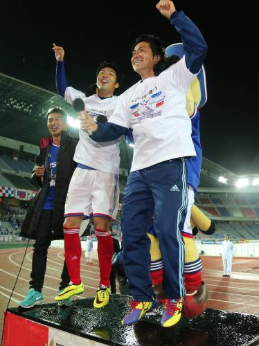 メルボルンＶに勝利し喜ぶ横浜・伊藤（左）と中町