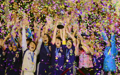 サッカーのＵ―17女子Ｗ杯で初優勝し、喜ぶ日本イレブン
