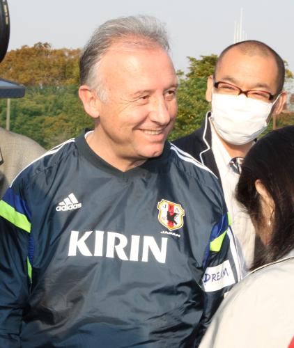 笑顔を見せる日本代表のザッケローニ監督。守備陣にサプライズ選出はあるか？