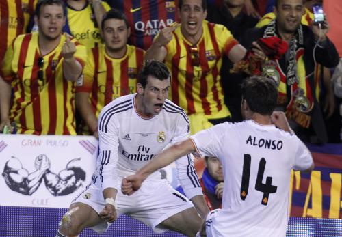 スペイン国王杯の決勝でゴールを決めて喜ぶベイル（左）