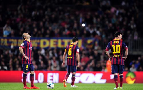 ＜バルセロナ２―１ビルバオ＞３試合連続で先制されて落胆するバルセロナのＭＦイニエスタ（左）
