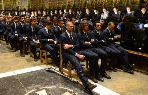 バルセロナ市内の大聖堂で執り行われたティト・ビラノバ前監督の葬儀に出席したバルセロナの選手
