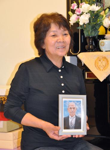 大久保の日本代表選出を受け、父・克博さんの遺影を手に喜びを語る母・千里さん