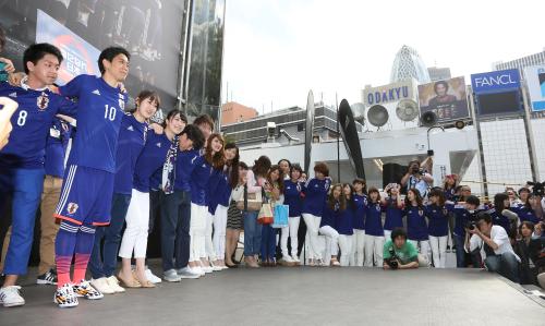 アディダス社のイベントにサプライズ参加した香川（左から２人目）はサポーターたちと円陣を組む