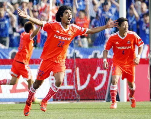 川崎Ｆ―横浜　後半、３点目のゴールを決め、両手を広げて駆けだす横浜・中沢