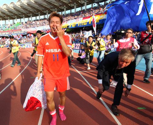 ＜川崎Ｆ・横浜＞試合後、サポーターの声援を受け感極まった表情を見せる横浜・斎藤