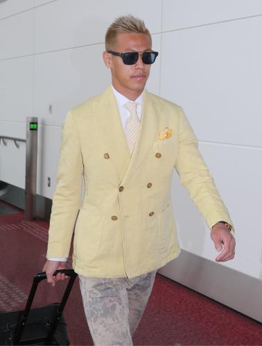 黄色のジャケットに迷彩のパンツ姿で帰国した日本代表ＭＦ本田