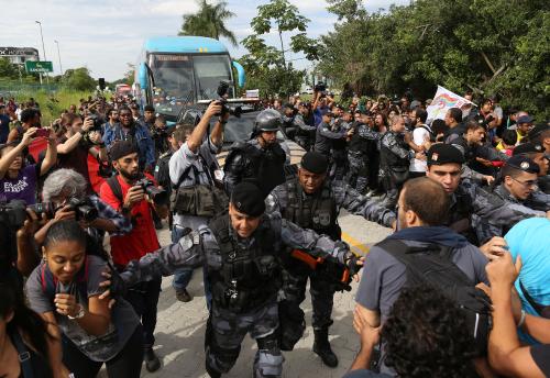 デモ隊に取り囲まれたブラジル代表イレブンを乗せたバス（ＡＰ）