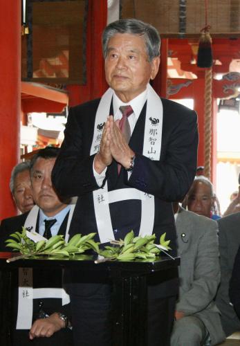 熊野那智大社で必勝を祈願する日本サッカー協会の川淵三郎最高顧問