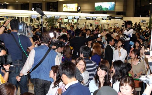 成田空港出発ロービーに集まった多くのサポーターと報道陣