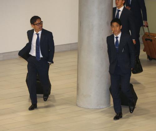 タンパ空港に到着した日本代表の長友（左）と香川